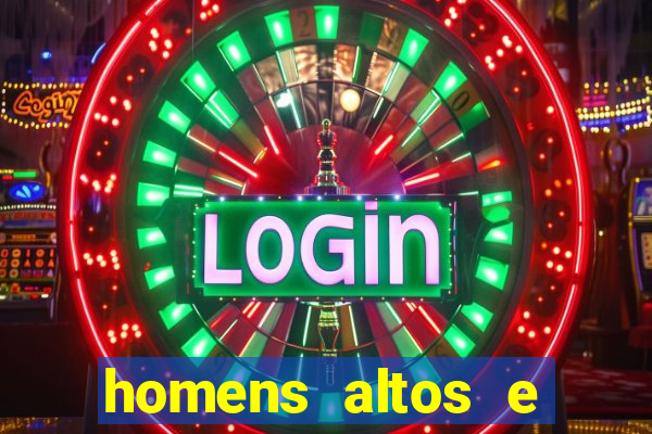 homens altos e magros pelados